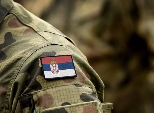 Vlag van Servië op militair uniform. — Stockfoto