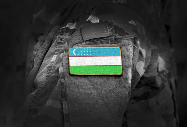 군복을 입은 우즈베키스탄의 국기. — 스톡 사진