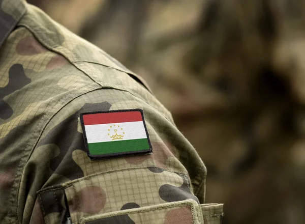 Bandera de Tayikistán sobre uniforme militar . — Foto de Stock