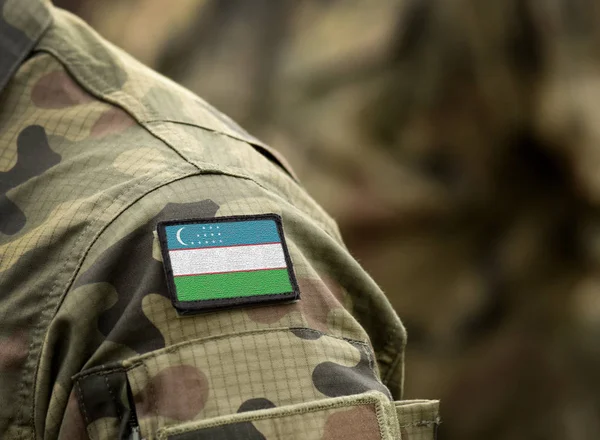 Bandeira do Uzbequistão em uniforme militar . — Fotografia de Stock