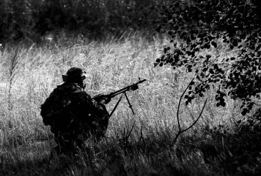 Silahlı bir asker. Askeri tatbikatlar, askeri operasyonlar.  