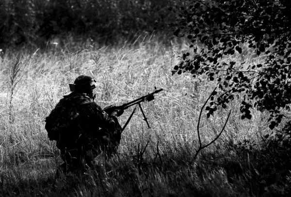 Soldado con arma. Ejercicios militares, operación militar . — Foto de Stock