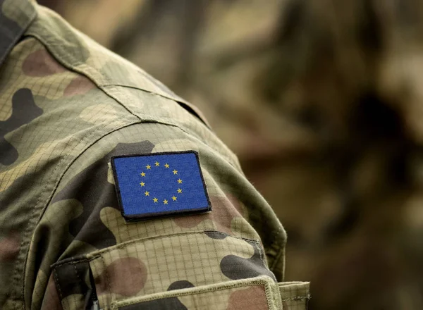 Прапор Європи на військовій формі. Колаж. — стокове фото