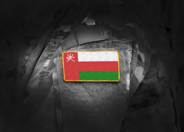 Flaga Omanu w mundurze wojskowym. Armia, siły zbrojne, żołnierze. — Zdjęcie stockowe