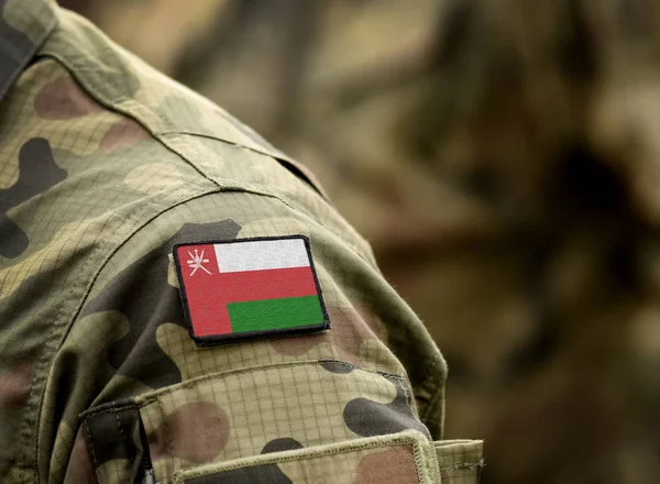 Drapeau d'Oman en uniforme militaire. Armée, forces armées, soldats . — Photo