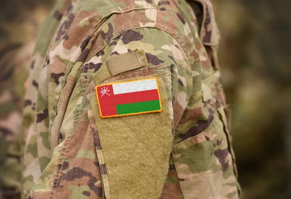 Bandera de Omán con uniforme militar. Ejército, fuerzas armadas, soldados . — Foto de Stock