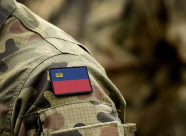 Askeri üniformalı Liechtenstein bayrağı. Ordu, askerler..