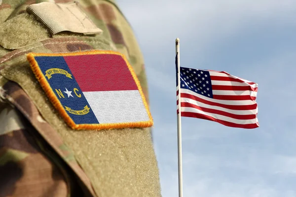 Bandera del Estado de Carolina del Norte con uniforme militar . — Foto de Stock