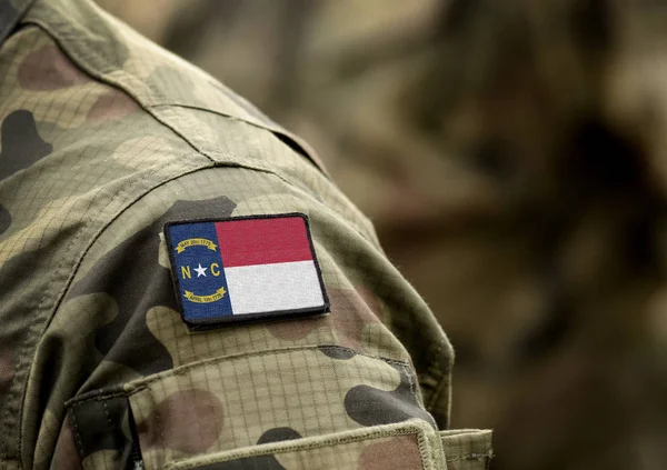 Bandera del Estado de Carolina del Norte con uniforme militar . — Foto de Stock