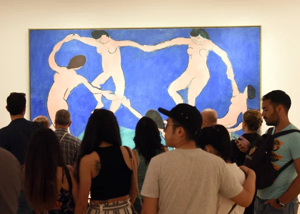 En besøkende nær Henri Matisse Dance (I) maleri i Museum of Modern Art i New York . – stockfoto