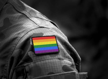 Askeri üniformada gökkuşağı bayrağı (LGBT hareketi). Homoseksüellerin orduya katılması. Orduda ayrımcılık. Kolaj.