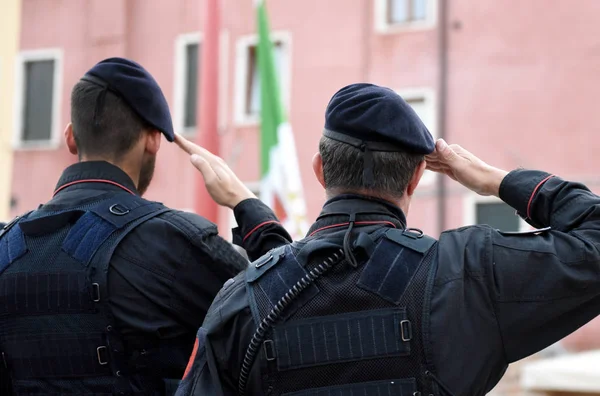 İtalyan askerleri İtalya bayrağını selamlıyor. İtalyan bayrağını selamlayan jandarma. İtalyan Silahlı Kuvvetleri — Stok fotoğraf