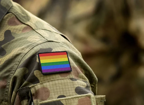 Радужный флаг (ЛГБТ-движение) на военной форме. Интеграция гомосексуалистов в армии. Дискриминация в армии. Коллаж. — стоковое фото
