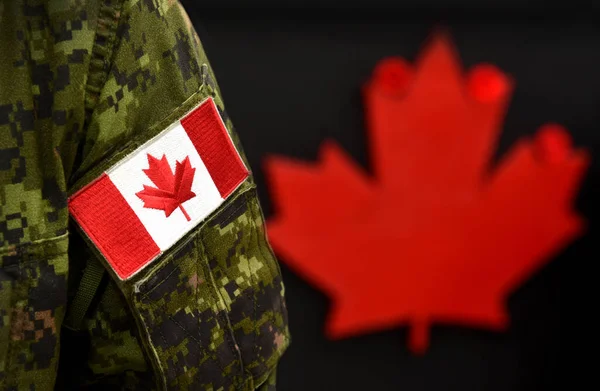 Dia do Canadá. Bandeira do Canadá sobre o uniforme militar e folha de bordo vermelho no fundo. Soldados canadenses. Exército do Canadá. Folha do Canadá. Dia da Memória. Dia de papoula . — Fotografia de Stock