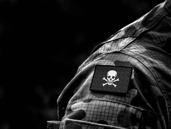 Bandera pirata Jolly Roger en uniforme militar . — Foto de Stock