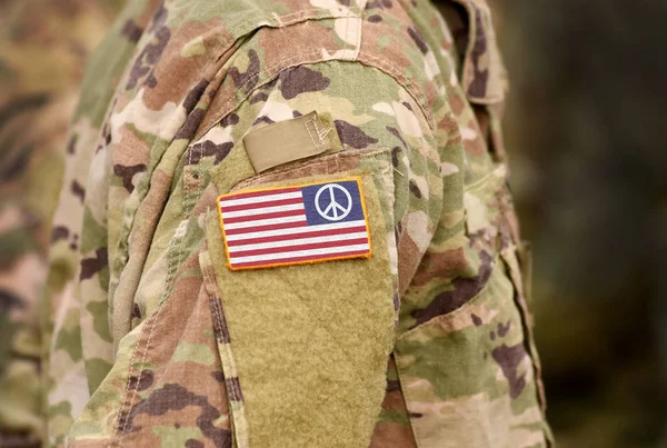 Bandiera degli Stati Uniti con segno di pace cantone uniforme militare . — Foto Stock