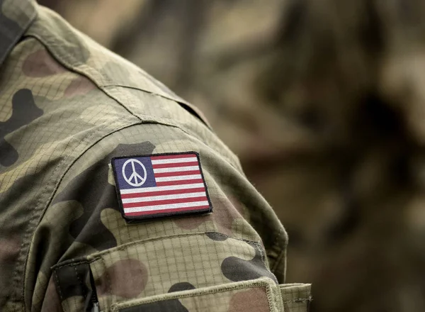 Bandera de Estados Unidos con signo de paz cantón sobre uniforme militar . — Foto de Stock