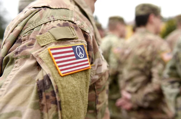 Vlajka Spojených států s mírovým znakem kanton na vojenské uniformě. — Stock fotografie