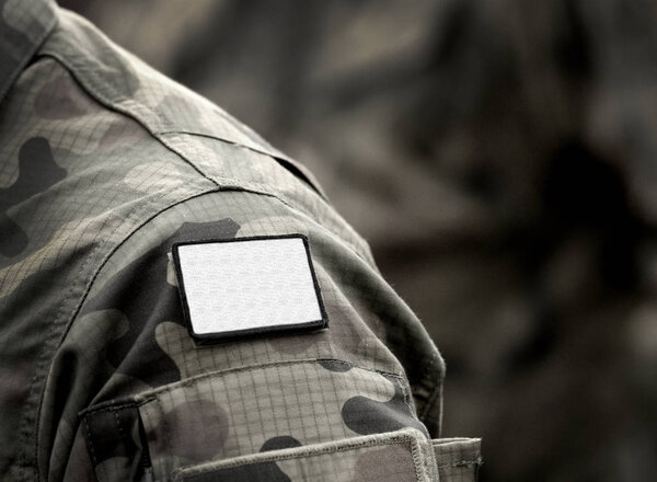 Белый флаг на военной форме. Белый флаг - это знак перемирия, капитуляции или прекращения огня, и просьба о переговорах. Армия, вооруженные силы, солдаты, война и мир.