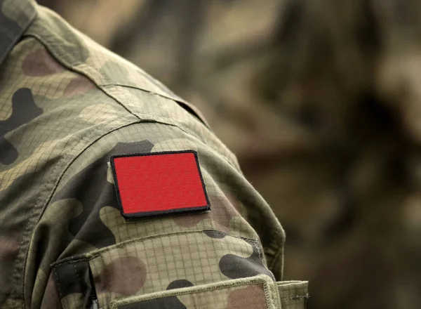 Bandera roja sobre uniforme militar . — Foto de Stock
