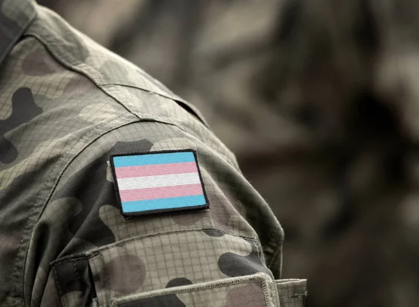 Transgender Pride Flag na vojenské uniformě. — Stock fotografie