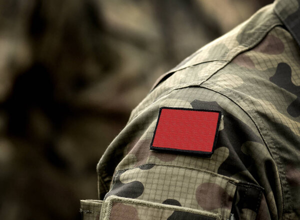 Красный флаг на военной форме. Красный флаг социалистов или коммунистов
. 