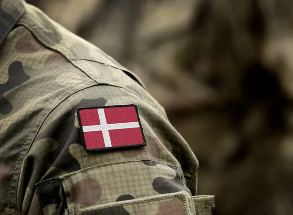 Danimarka bayrağı askeri üniformanın üzerinde. — Stok fotoğraf