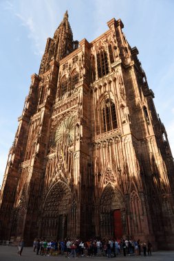 Strazburg Katedrali ya da Fransa 'nın Strazburg kentindeki Leydi' mizin Katedrali yakınlarındaki bir halk..