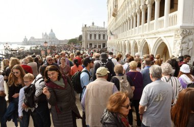 Venedik ve Bazilika 'nın merkezinde turist kalabalığı. Arka planda Santa Maria della Salute..