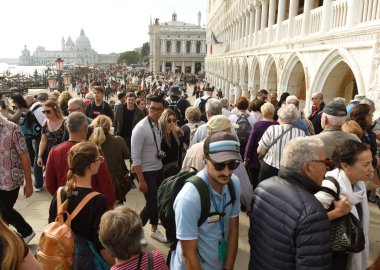 Venedik ve Bazilika 'nın merkezinde turist kalabalığı. Arka planda Santa Maria della Salute..