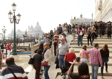 Venedik ve Bazilika 'nın merkezinde turist kalabalığı. Arka planda Santa Maria della Salute..