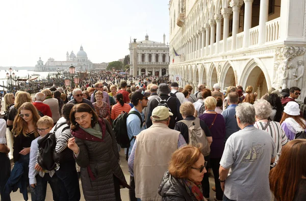 Πλήθος τουριστών στο κέντρο της Βενετίας και Βασιλική Santa Maria della Salute στο υπόβαθρο. — Φωτογραφία Αρχείου