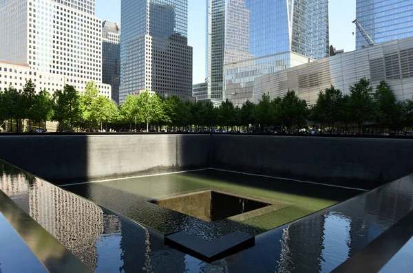 New York, Usa - 24 mei 2018: Het 9 / 11 Memorial in New York City ter herdenking van de aanslagen van 11 september 2001. — Stockfoto
