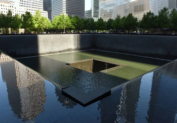 New York, Usa - 24 mei 2018: Het 9 / 11 Memorial in New York City ter herdenking van de aanslagen van 11 september 2001. — Stockfoto