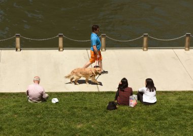 Chicago, Usa - Haziran 2018: Chicago Nehir Yolu 'ndaki insanlar.