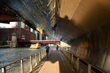 Chicago, Usa - Haziran 2018: Chicago Nehir Yolu 'ndaki insanlar.