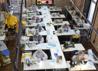Lviv, Ukrayna - 24 Mart 2020: Terziler Ukrayna 'nın Lviv şehrinde koruyucu yüz maskeleri dikiyorlar. Birçok insan yüz maskelerini COVID-19 Coronavirus 'a karşı koruyucu bir önlem olarak kullandı..