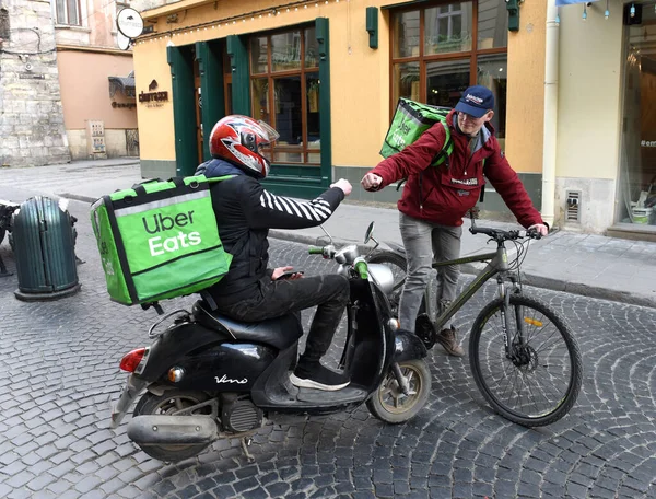 Lviv Ουκρανία Μαρτίου 2020 Μια Deliverymen Για Uber Eats Στο — Φωτογραφία Αρχείου