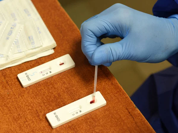 Lviv Ucraina Marzo 2020 Operatore Medico Test Rapido Coronavirus Covid — Foto Stock