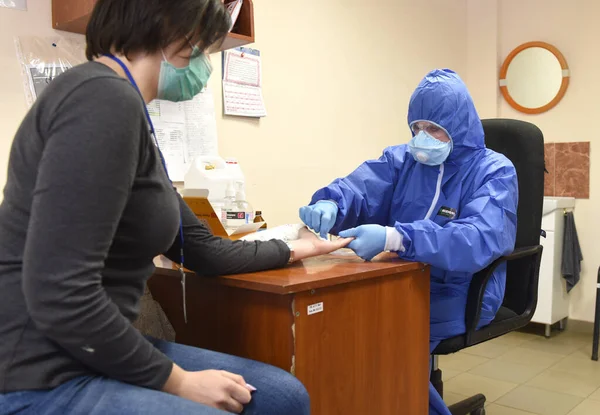 Lviv Ucraina Marzo 2020 Operatore Medico Test Rapido Coronavirus Covid — Foto Stock