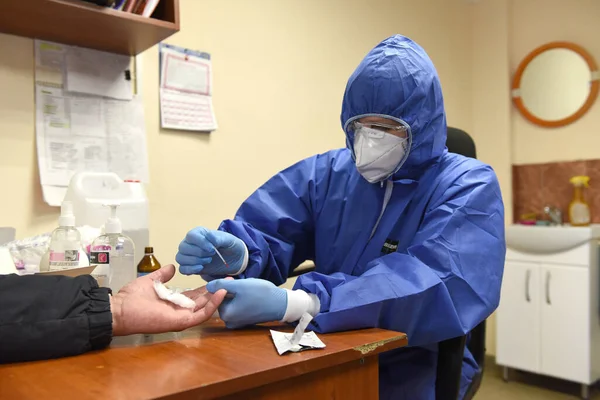 Lviv Ucraina Marzo 2020 Operatore Medico Test Rapido Coronavirus Covid — Foto Stock