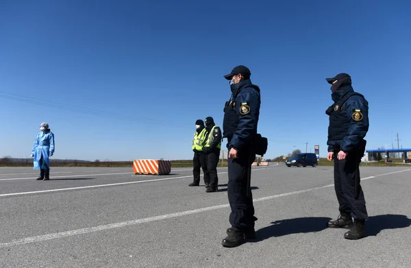 Львів Україна Квітня 2020 Медичний Працівник Перевіряє Температуру Водія Контрольно — стокове фото