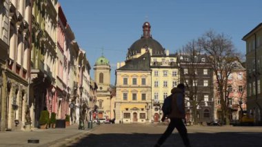 Lviv, Ukrayna - 17 Nisan 2020: Lviv 'deki boş merkez pazar meydanı (Rynok Meydanı).