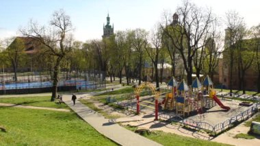 Lviv, Ukrayna - 17 Nisan 2020: Karantina sırasında boş şehir merkezi.
