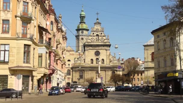 Lviv Ucrania Abril 2020 Autos Centro Iglesia Lviv Andrés Antigua — Vídeos de Stock