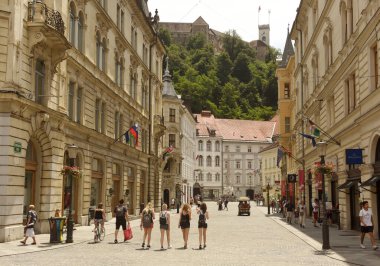 Ljubljana, Slovenya - 25 Haziran 2019: Ljubljana 'nın merkezinde insanlar.