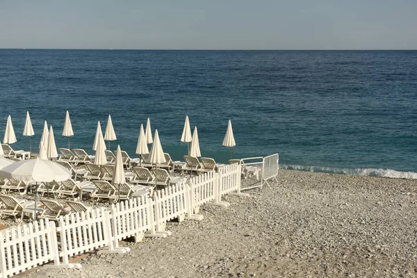 Sombrillas Blancas Tumbonas Vacías Playa Vistas Mar —  Fotos de Stock