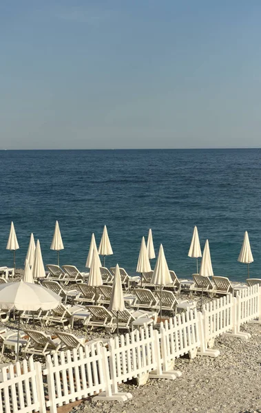 Sombrillas Blancas Tumbonas Vacías Playa Vistas Mar —  Fotos de Stock