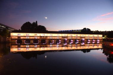 Barrage Vauban, veya Vauban Baraj köprüsü gece Strasbourg, Fransa.