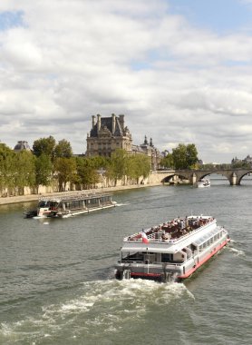 Paris, Fransa 'daki Seine nehrinde turist gemisi